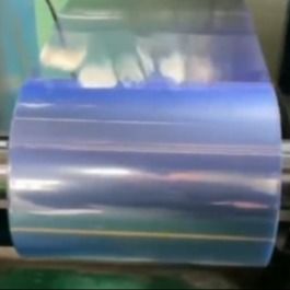 Film rétrécissant en PVC plié au centre en rouleau de 25 microns pour les livres de cosmétiques